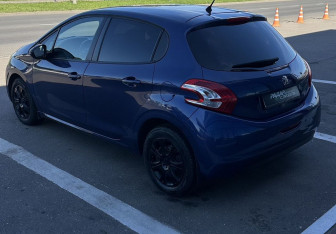 Подержанный автомобиль Peugeot 208 2013 года (6 фото)