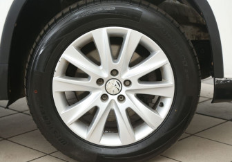 Подержанный автомобиль Volkswagen Tiguan 2010 года (11 фото)