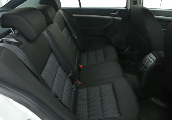 Подержанный автомобиль Skoda Octavia Liftback 2013 года (11 фото)