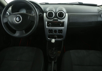 Подержанный автомобиль Renault Sandero 2011 года (12 фото)