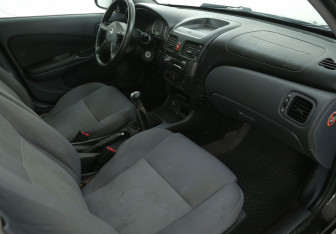 Подержанный автомобиль Nissan Almera Hatchback 2005 года (9 фото)