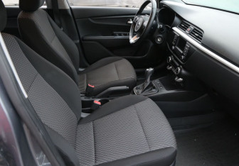 Подержанный автомобиль Kia Rio Hatchback 2020 года (16 фото)