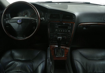 Подержанный автомобиль Volvo S60 2005 года (13 фото)