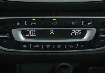 Подержанный автомобиль Renault Scenic 2012 года (18 фото)