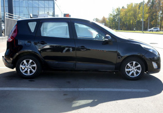 Подержанный автомобиль Renault Scenic 2009 года (7 фото)