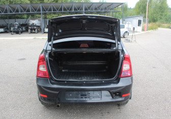 Подержанный автомобиль Renault Logan Sedan 2010 года (17 фото)
