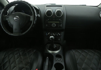 Подержанный автомобиль Nissan Qashqai 2010 года (12 фото)