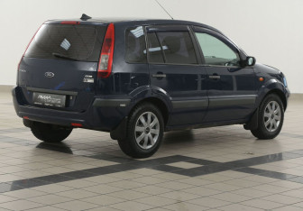 Подержанный автомобиль Ford Fusion 2008 года (4 фото)
