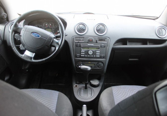 Подержанный автомобиль Ford Fusion 2006 года (13 фото)