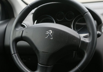 Подержанный автомобиль Peugeot 408 2012 года (16 фото)
