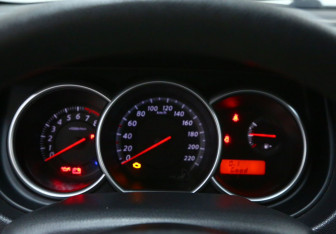 Подержанный автомобиль Nissan Tiida Hatchback 2012 года (10 фото)