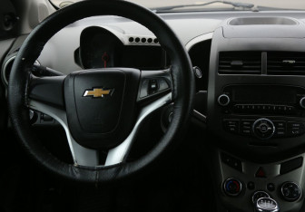 Подержанный автомобиль Chevrolet Aveo Sedan 2013 года (14 фото)