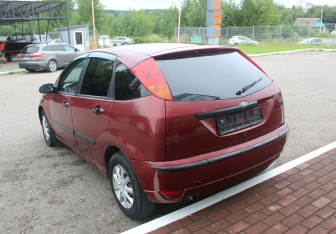 Подержанный автомобиль Ford Focus Hatchback 2002 года (5 фото)