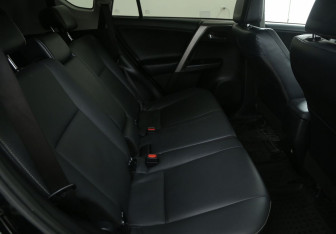 Подержанный автомобиль Toyota RAV4 2017 года (10 фото)