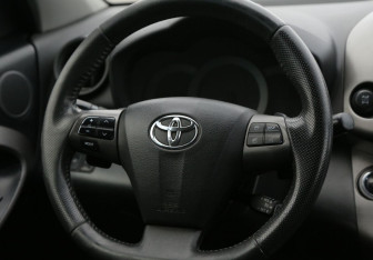 Подержанный автомобиль Toyota RAV4 2011 года (16 фото)
