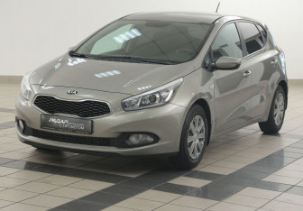Подержанный автомобиль Kia Ceed Hatchback 2012 года (8 фото)