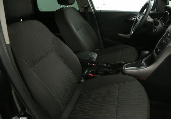 Подержанный автомобиль Opel Astra Hatchback 2011 года (10 фото)