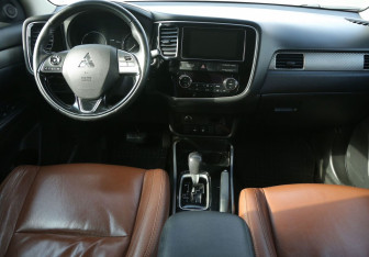 Подержанный автомобиль Mitsubishi Outlander 2018 года (12 фото)