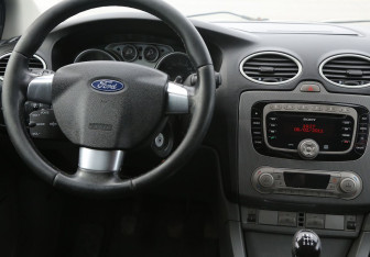 Подержанный автомобиль Ford Focus Sedan 2011 года (14 фото)