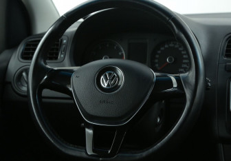 Подержанный автомобиль Volkswagen Polo Sedan 2016 года (16 фото)