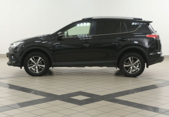 Подержанный автомобиль Toyota RAV4 2016 года (7 фото)
