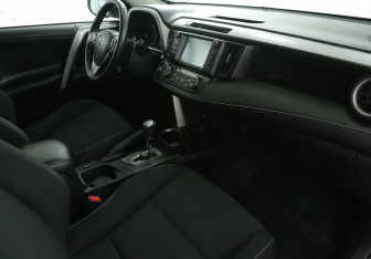 Подержанный автомобиль Toyota RAV4 2018 года (9 фото)