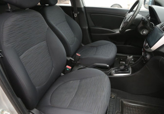 Подержанный автомобиль Hyundai Solaris Hatchback 2014 года (10 фото)