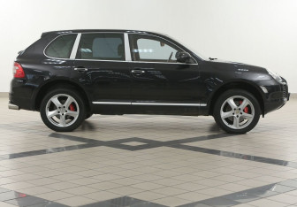 Подержанный автомобиль Porsche Cayenne 2004 года (5 фото)