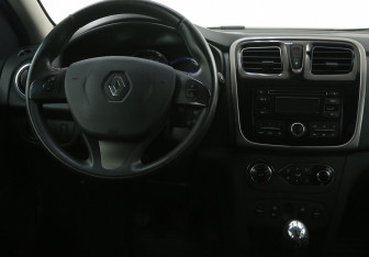 Подержанный автомобиль Renault Sandero 2016 года (13 фото)