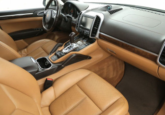 Подержанный автомобиль Porsche Cayenne 2011 года (9 фото)