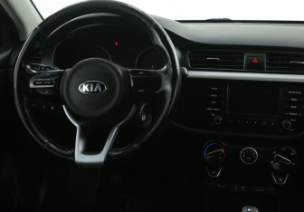 Подержанный автомобиль Kia Rio Sedan 2017 года (14 фото)