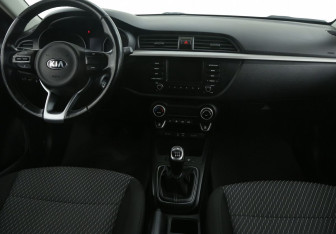 Подержанный автомобиль Kia Rio Sedan 2017 года (12 фото)