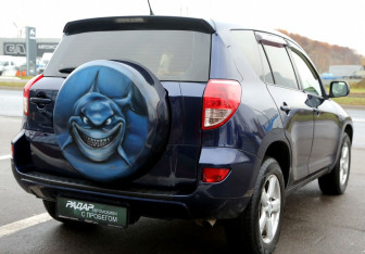 Подержанный автомобиль Toyota RAV4 2007 года (6 фото)