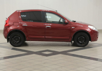 Подержанный автомобиль Renault Sandero 2010 года (5 фото)