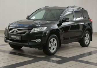 Подержанный автомобиль Toyota RAV4 2011 года (8 фото)