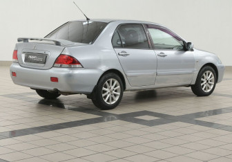 Подержанный автомобиль Mitsubishi Lancer Sedan 2006 года (4 фото)