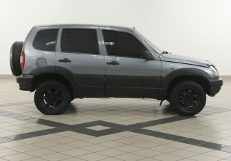 Подержанный автомобиль Chevrolet Niva 2004 года (5 фото)