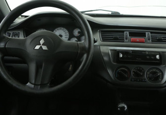 Подержанный автомобиль Mitsubishi Lancer Sedan 2006 года (14 фото)