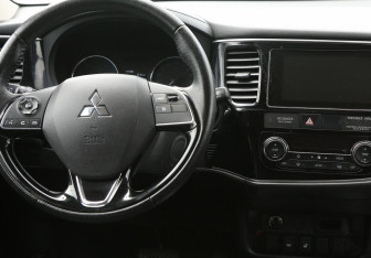 Подержанный автомобиль Mitsubishi Outlander 2018 года (14 фото)