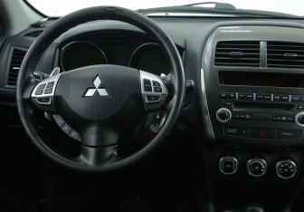 Подержанный автомобиль Mitsubishi ASX 2011 года (14 фото)