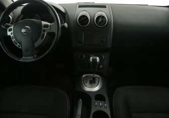 Подержанный автомобиль Nissan Qashqai 2012 года (12 фото)