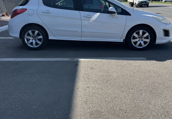 Подержанный автомобиль Peugeot 308 Hatchback 2011 года (3 фото)