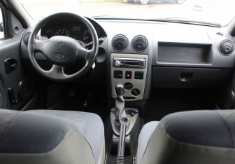 Подержанный автомобиль Renault Logan Sedan 2006 года (13 фото)