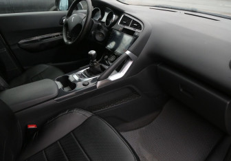 Подержанный автомобиль Peugeot 3008 2010 года (9 фото)