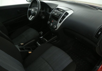Подержанный автомобиль Kia Ceed Hatchback 2010 года (9 фото)