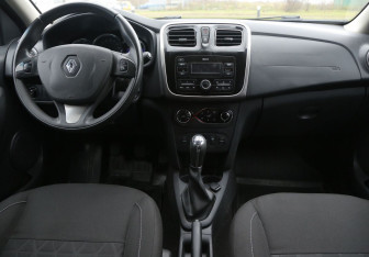 Подержанный автомобиль Renault Sandero 2017 года (12 фото)