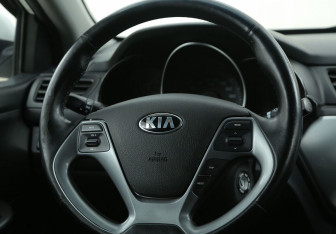 Подержанный автомобиль Kia Rio Sedan 2016 года (16 фото)