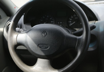 Подержанный автомобиль Renault Logan Sedan 2006 года (16 фото)