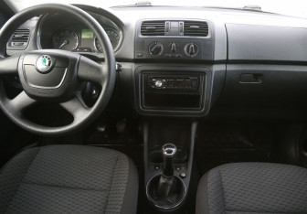 Подержанный автомобиль Skoda Fabia Hatchback 2011 года (12 фото)