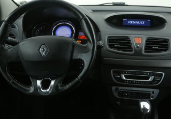 Подержанный автомобиль Renault Fluence 2015 года (14 фото)